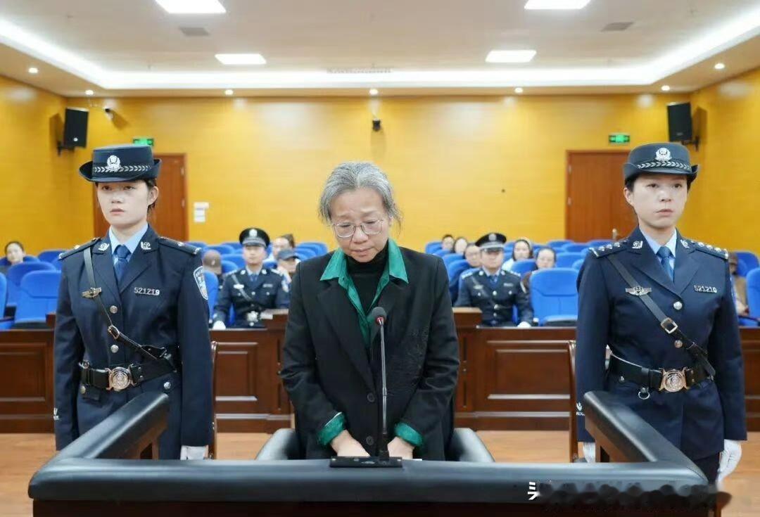 落马前vs落马后，对比太强烈。