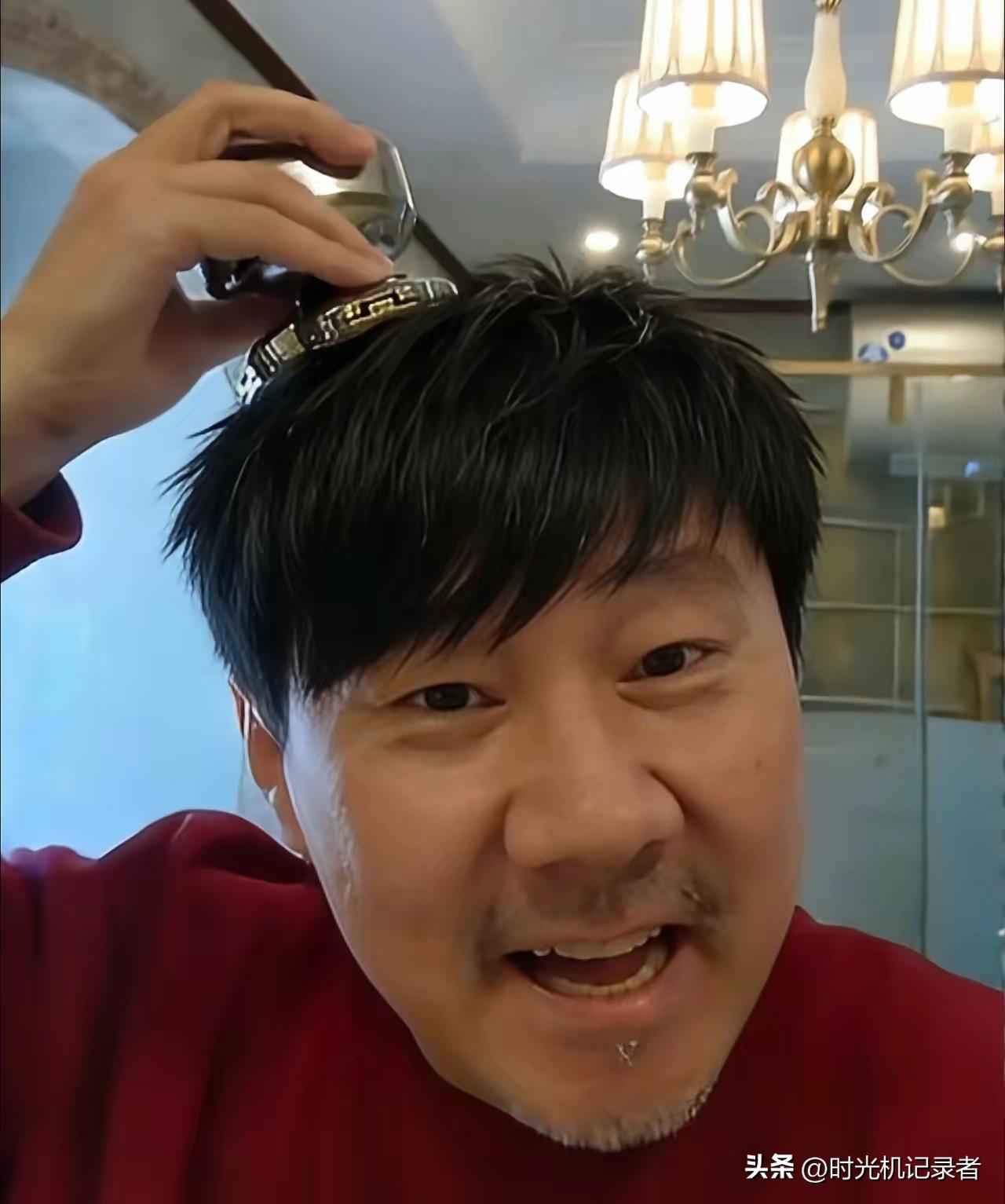 腾格尔居然和林俊杰撞脸，这也太像了，果然没有头发的腾格尔可以百变。
腾格尔也是会