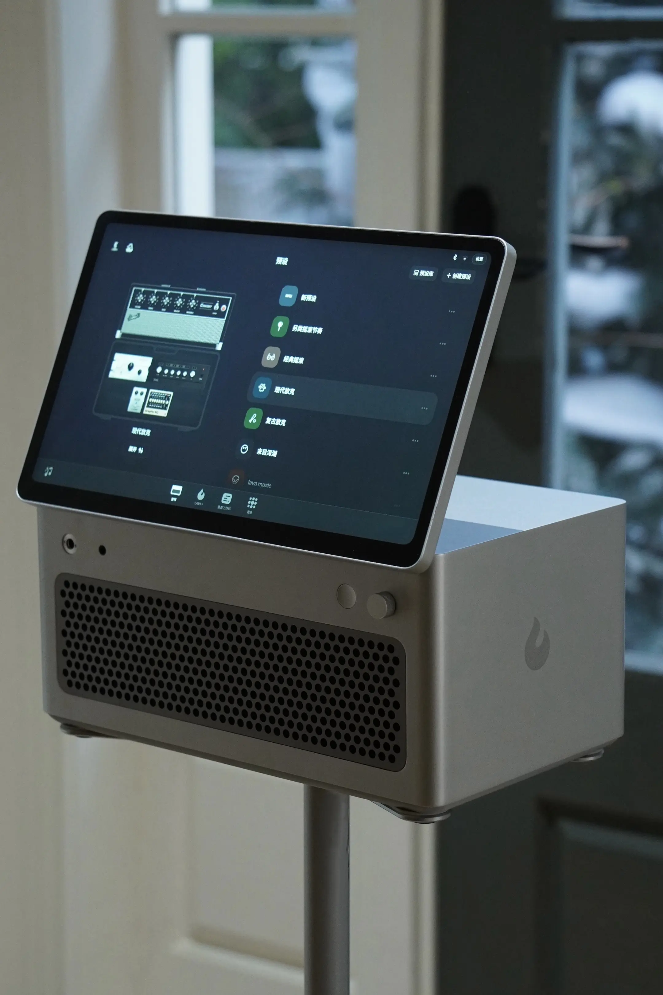 其实作为一个吉他手，以前就幻想过一台这样的设备 有效果器、触屏操作、能...