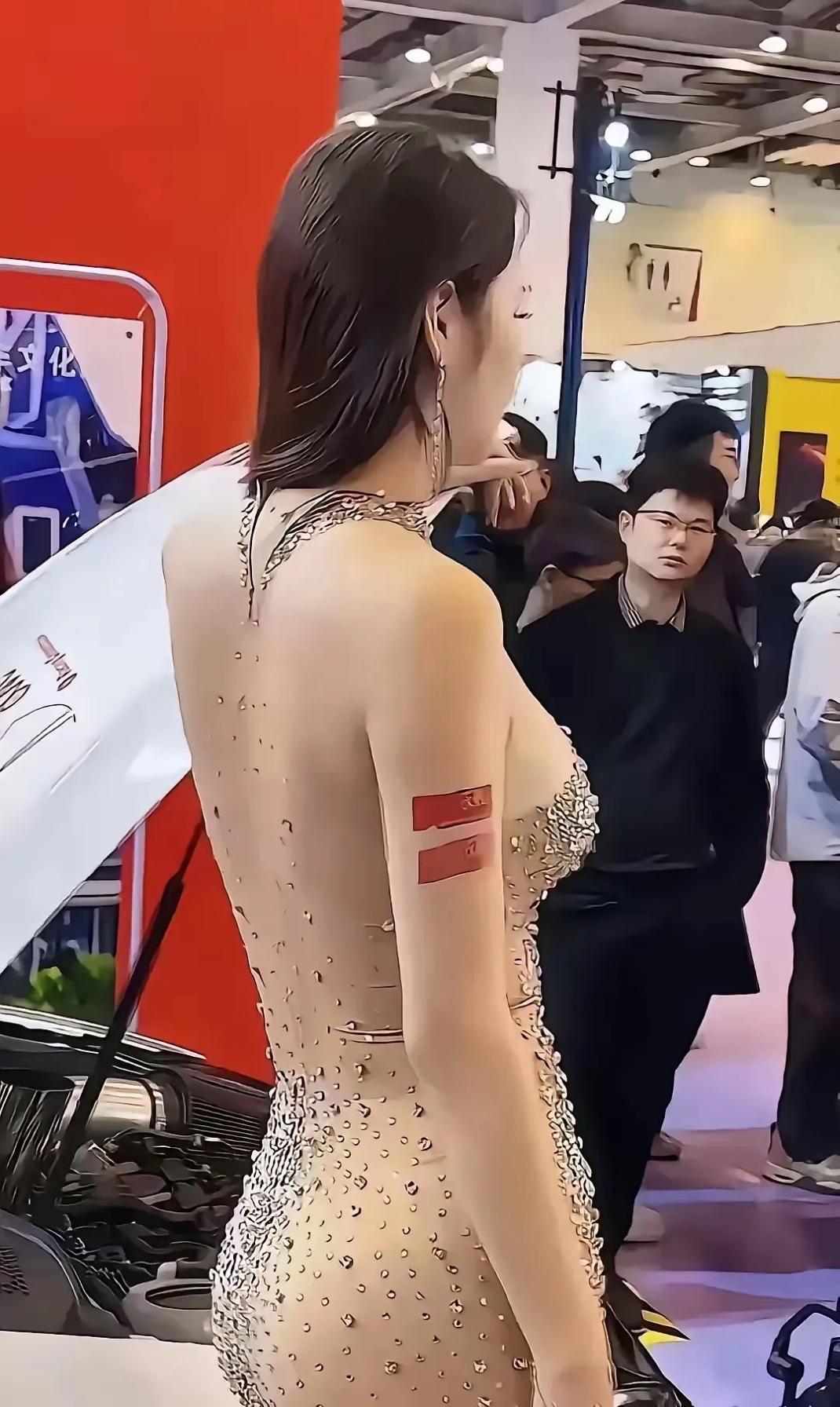 现在车展风气确实让人无语。像成都车展，奇瑞ICAR展位车模在车顶各种动作，被指擦