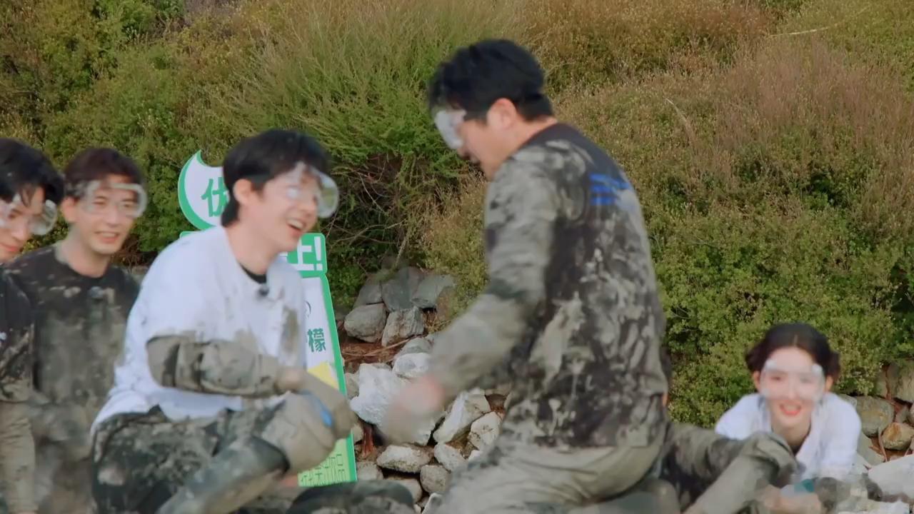 刘宇宁魏劭怎么变祖母了刘宇宁你怎么忍住不笑的《地球超新鲜》名场面来袭，刘宇宁抛下