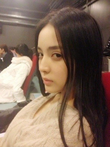 其实我觉得古力娜扎最好看的部位是饱满的额头….. 