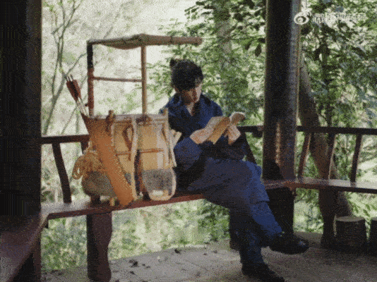 张若昀闯入道系美学赛道了张若昀这波道系美学焊死审美高点！《上城士》大片中，他裹宽