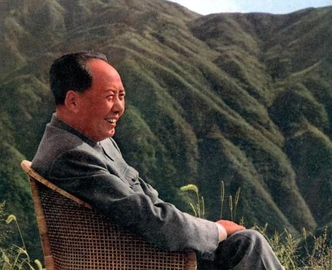 毛主席特别喜欢祖国的大好河山，并且酷爱登山，他的很多诗词都是在登山的时候获取的灵