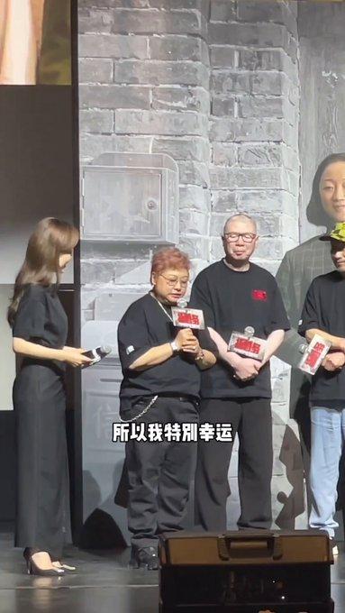 韩红为冯小刚新片站台的一段话，最近吵翻全网。
 
端午档上映的《抓特务》首映礼上