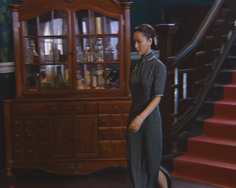 大少奶奶的旗袍基本都是暗色，而且版型很板正，这样的衣服很挑身材，她却能穿出一股贵