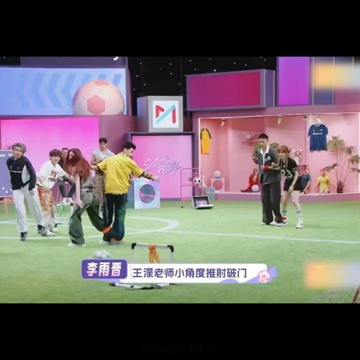 王濛射门震惊欧文原本当作休闲玩乐互动环节，王濛直接亮出真本事，利落射门一气呵成，