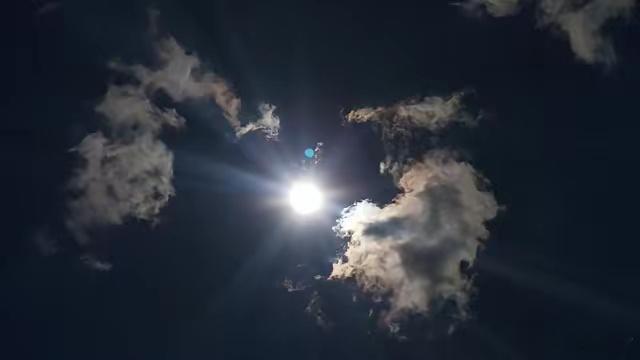印度极端高温致动物集体中暑印度的地理位置决定了它天生怕热。北有喜马拉雅山脉阻挡冷