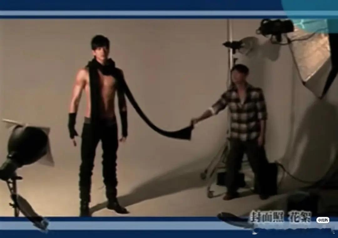 何润东的身材比例好震撼啊！！！怎么能宽肩窄腰大长腿都有，而且比例好 何润东谈张凌