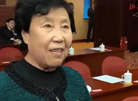 80高龄的农民代表郭凤莲，只因在两会上直言农民养老金偏低，就被一群连“议案”与“