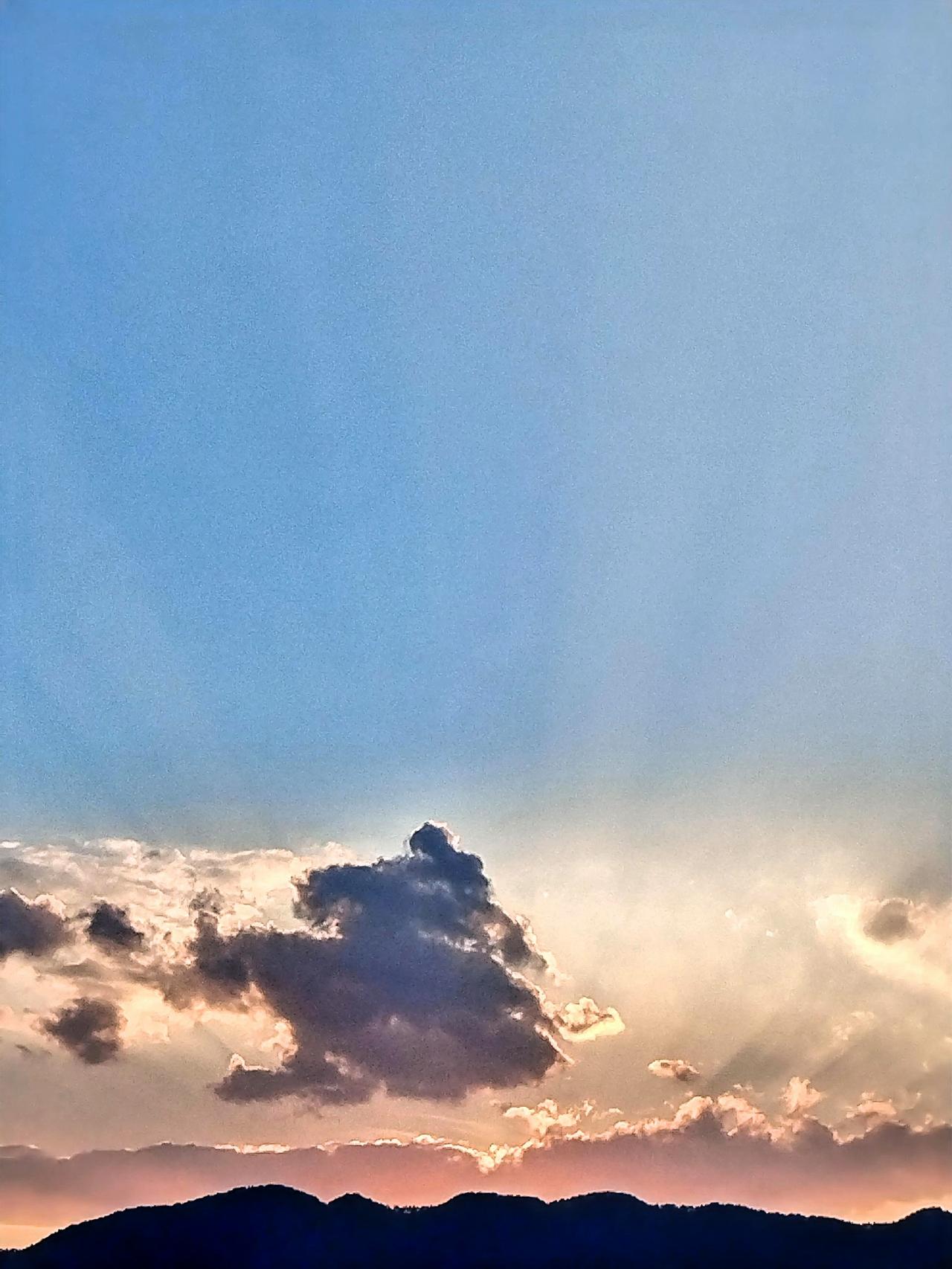 云彩天边，夕阳幻化，美如画卷。