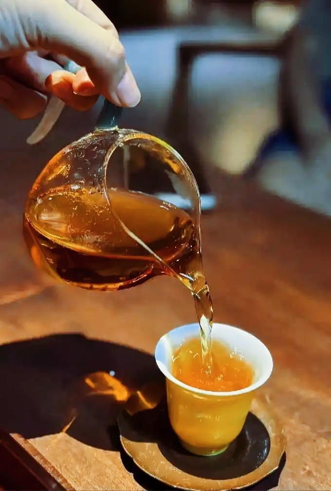 一个人喝茶，最高境界是什么一个人喝茶，最高境界就这三句话一茶无味道，心有平静，不