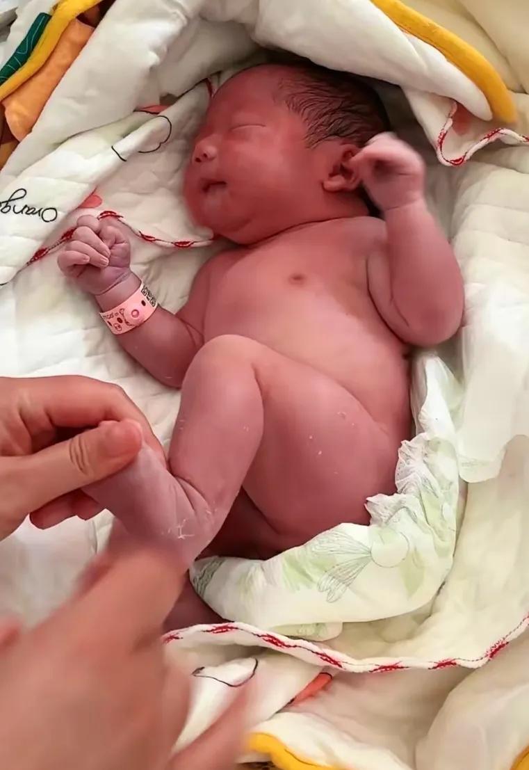 "看哭了！"医院一名孕妇生了个男孩，婴儿没呼吸，拍来拍去不哭，主产医师都要放弃了