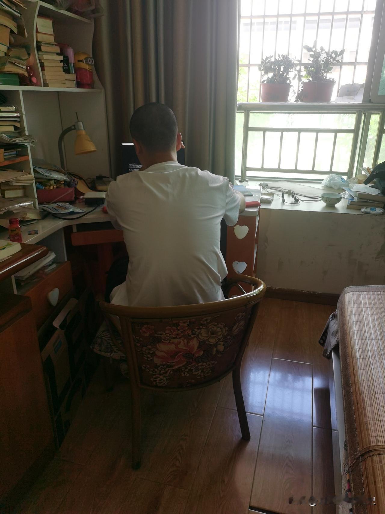 我表弟失业三年不肯送外卖，我给他讲了一个纸上谈兵的故事

表弟今年35，蹲在家里