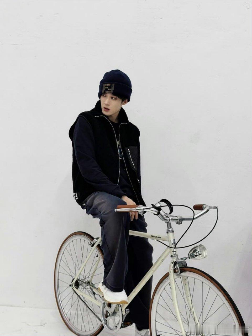 檀健次 INS 更新，好长的腿