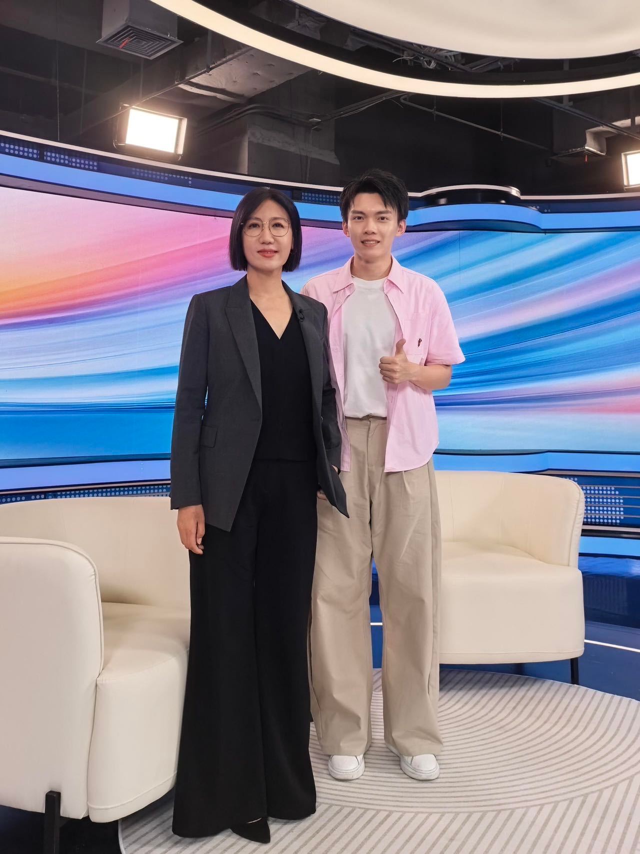 易立竞说刘骙的脱口秀比采访精彩喜剧之王单口季 真实的个人经历改编是否更容易让脱口