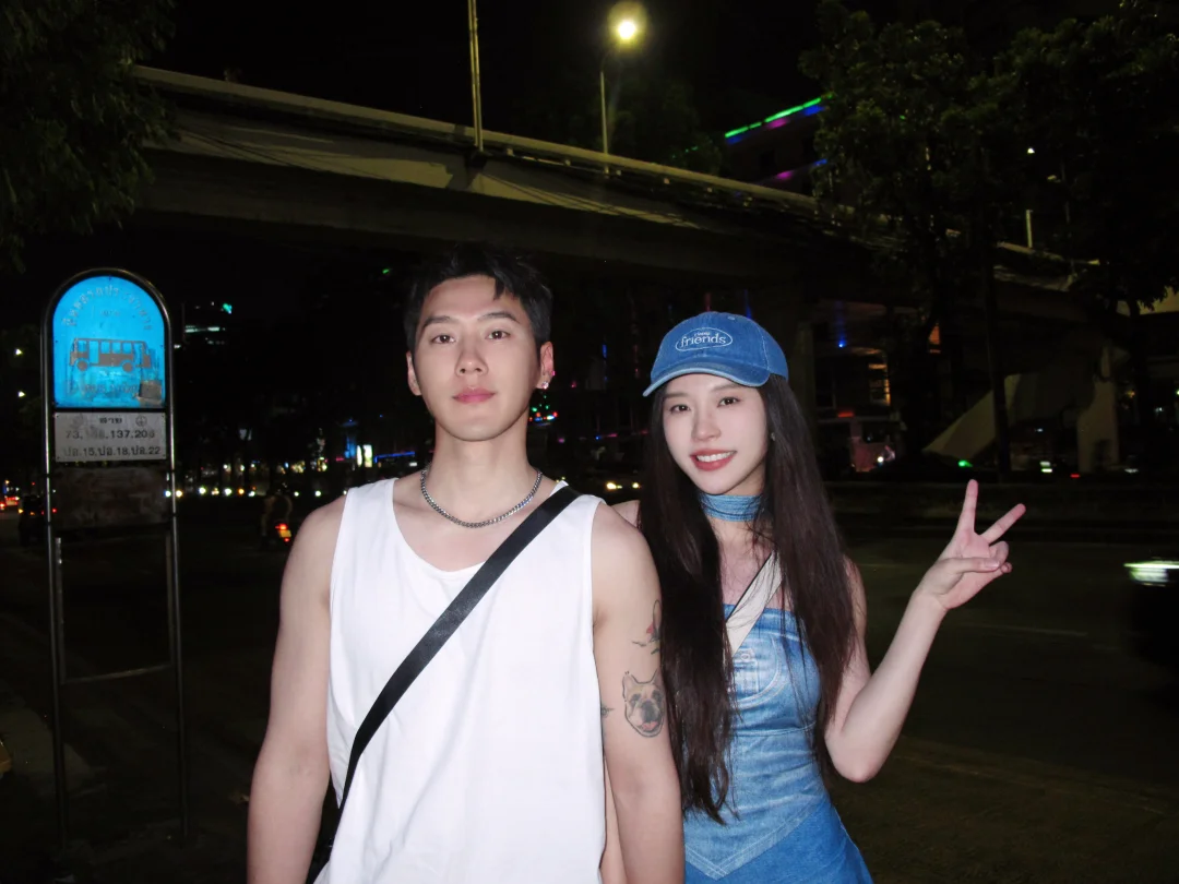 果然相爱的人，最后都会长成一张脸！