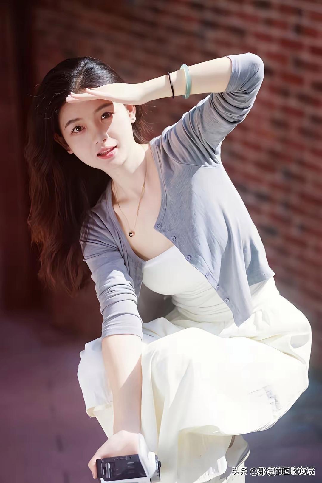 阳光下的温柔少女，就像一幅绝美的画卷。微风轻轻拂过，撩动着她的发丝，她笑靥如花，