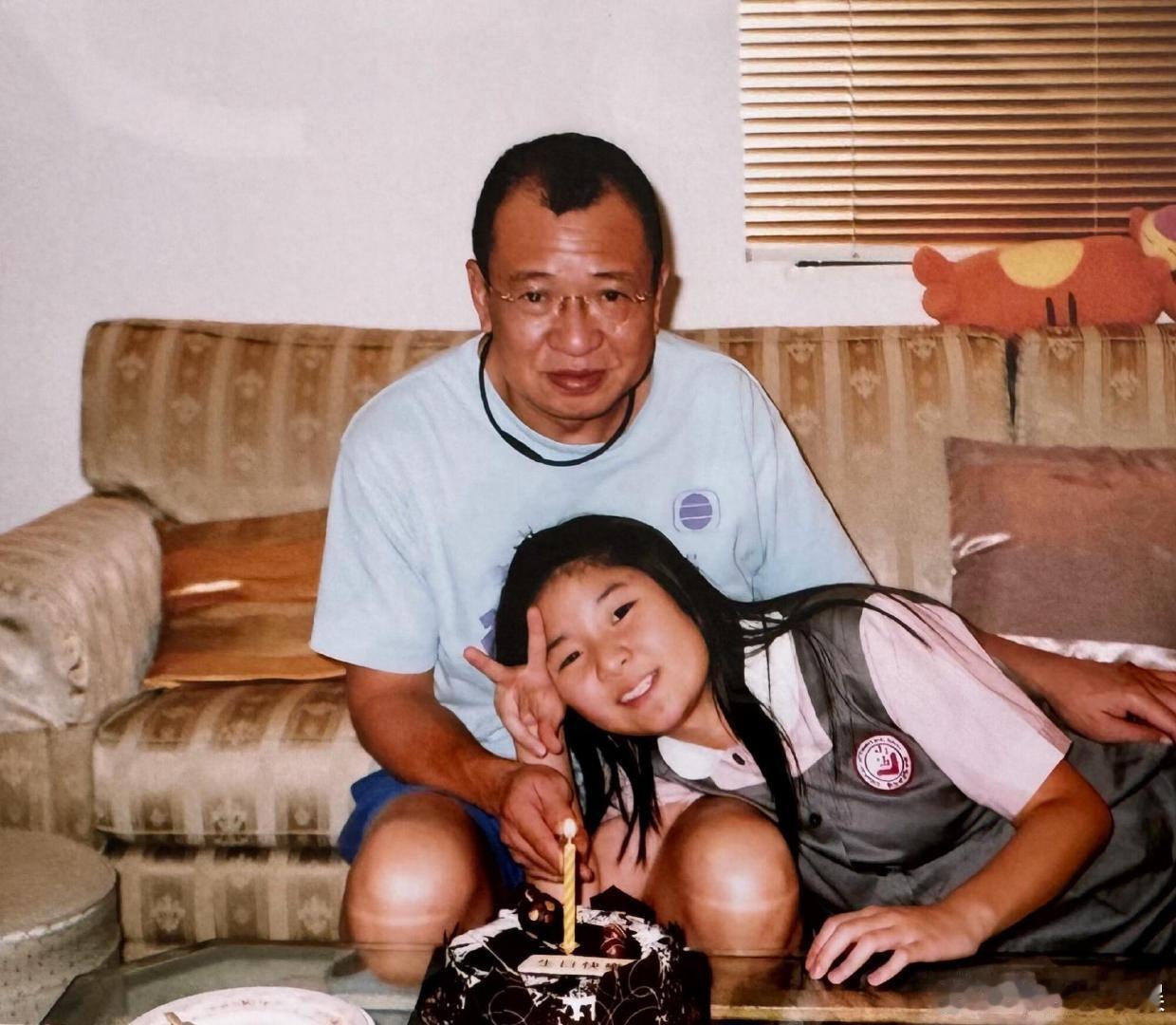 许绍雄女儿纪念父亲生忌许绍雄女儿悼念父亲 4日，许绍雄女儿许惠菁在父亲生忌这天发