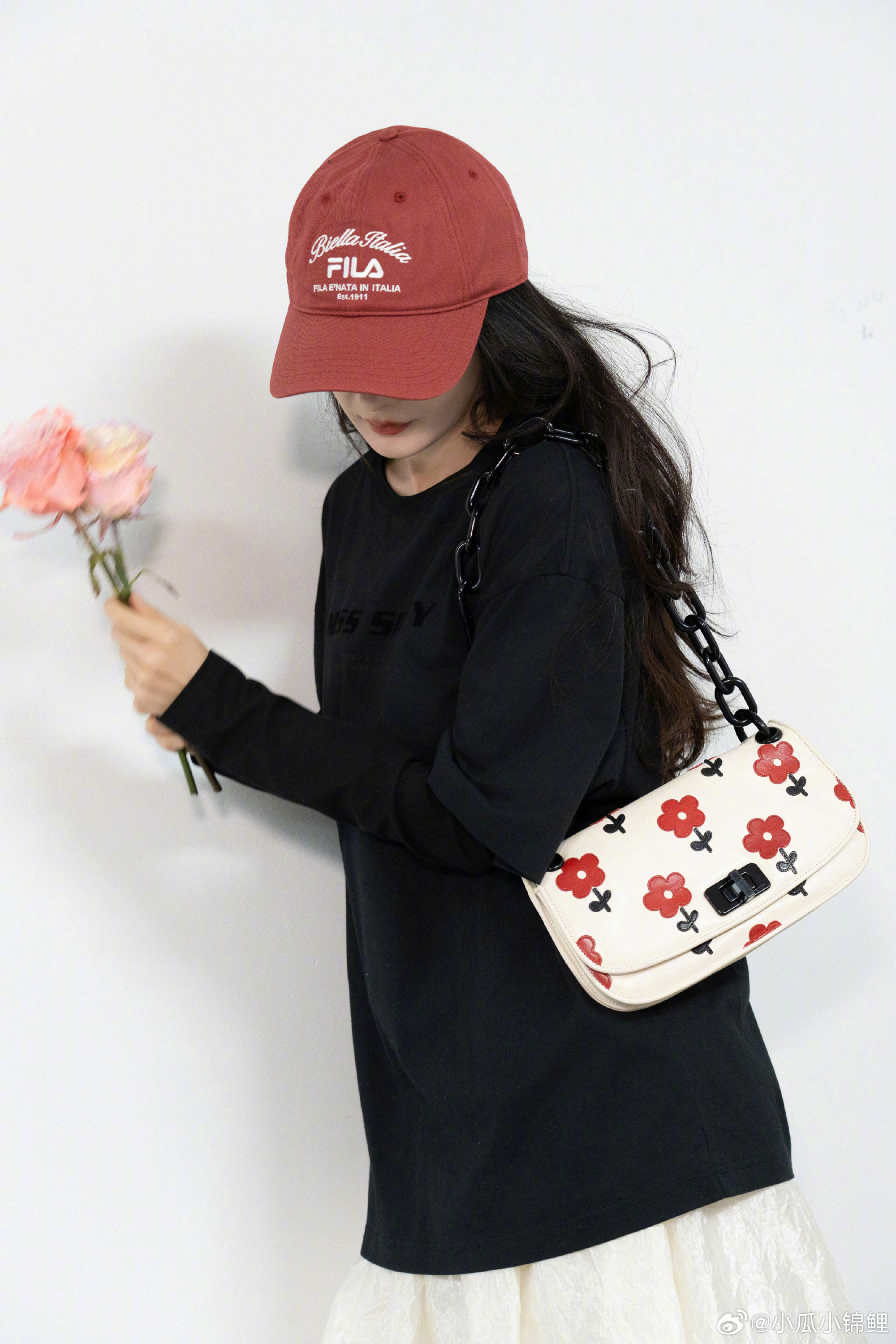 美女和花这个杨幂和小花朵恰好美哒哒 