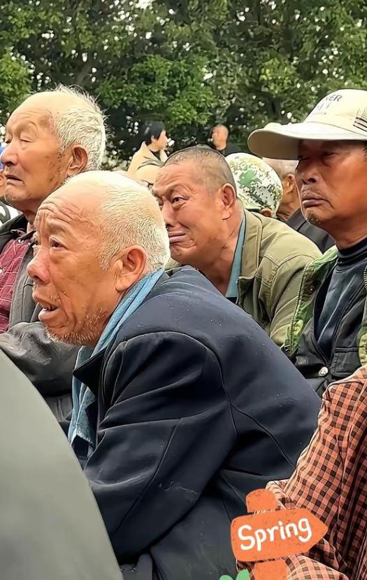 山东梁山有个老板掏了50万，请河南豫剧团连唱6天大戏，本来是给老爹办80大寿，结