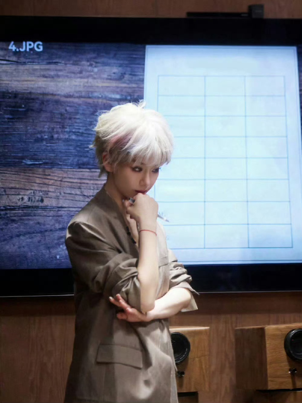 戚薇白发造型美我一大跳戚薇白色短发造型大侦探 戚薇这波白发短发直接美到失语，利落