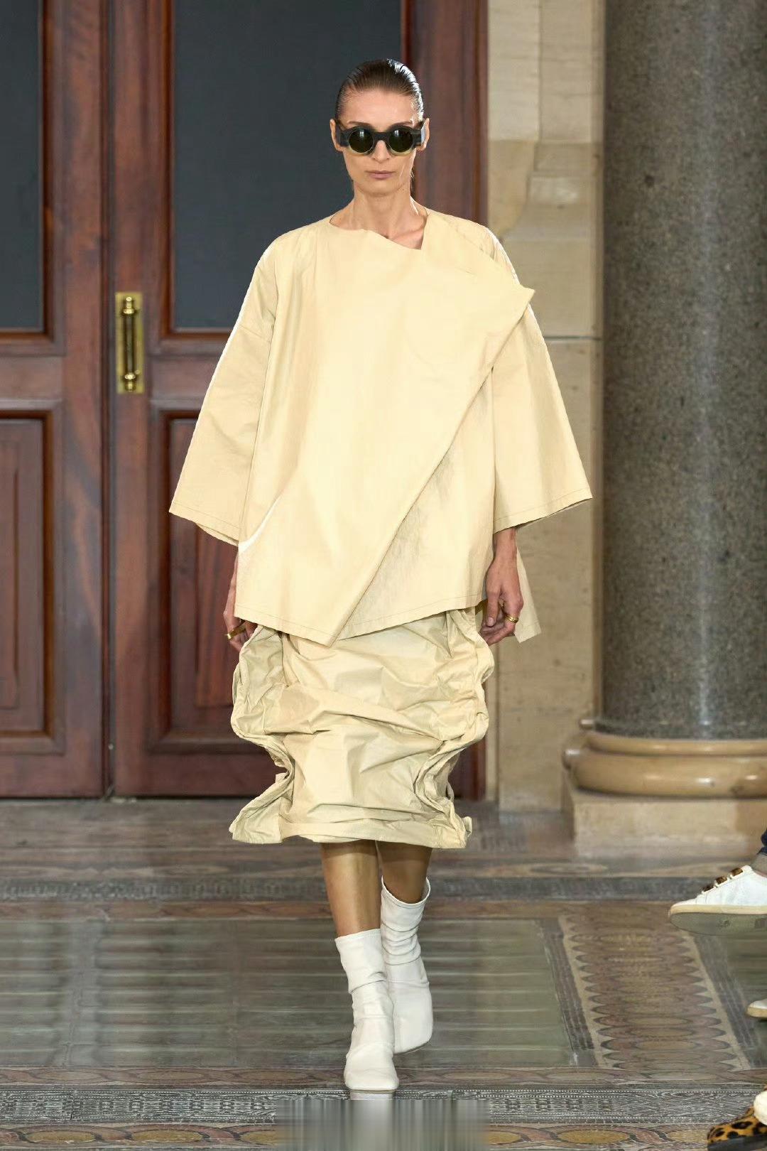 Uma Wang S/S 2024 • #巴黎时装周# 系列灵感源于设计师的一次