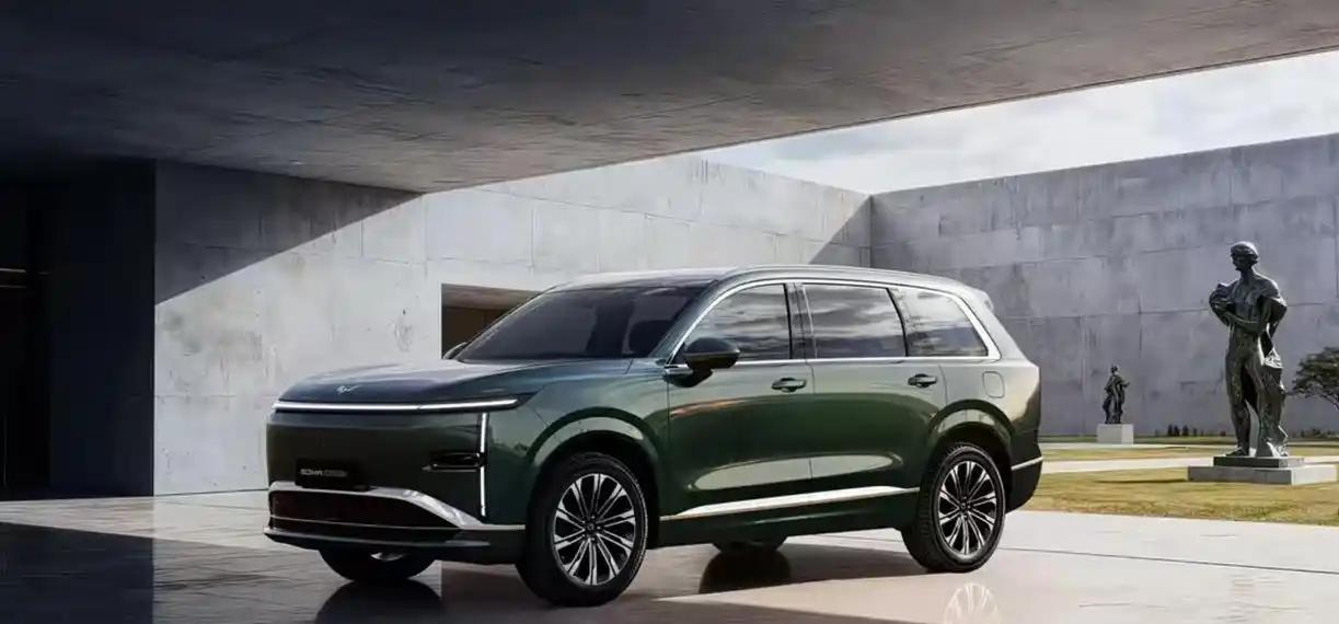 五菱星光L是个中大型SUV，你可以想象它就像家里的大块头，看着就挺有分量的。
