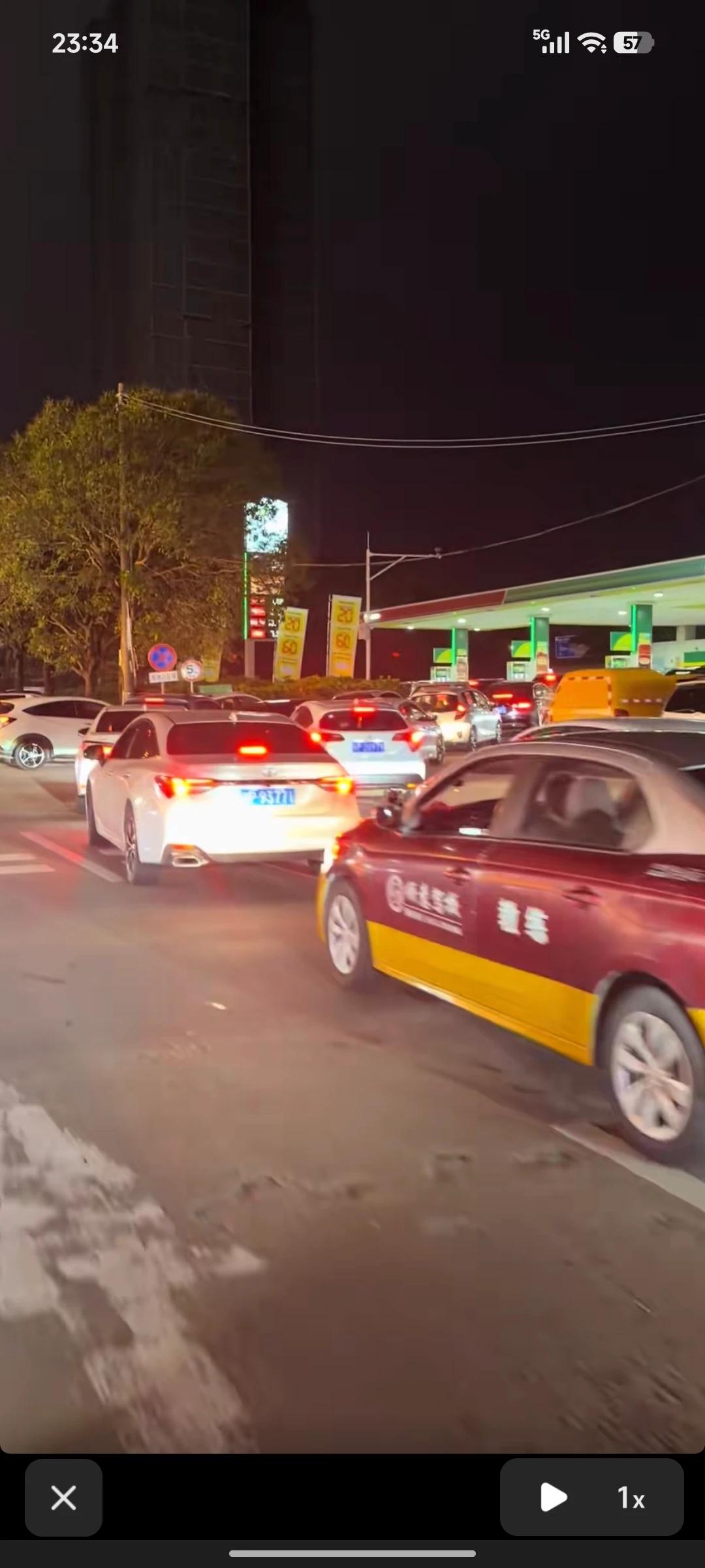 太夸张了，加油站外面的路上都在排队，不知道的还以为国道排队进服务区呢[捂脸]