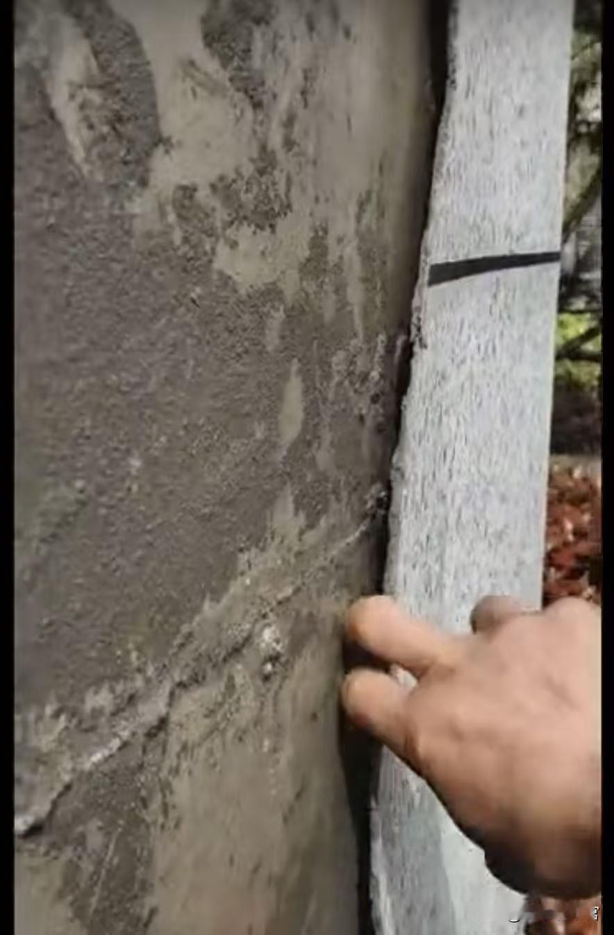 近日，金华塘雅镇天源雅苑小区安置房外墙瓷砖质量被曝存在严重质量问题,村民可徒手拍