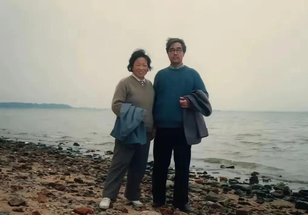 上海icon，一对老夫妻，无儿无女，平时17元盒饭吃两顿，镜腿用胶布缠，住50平