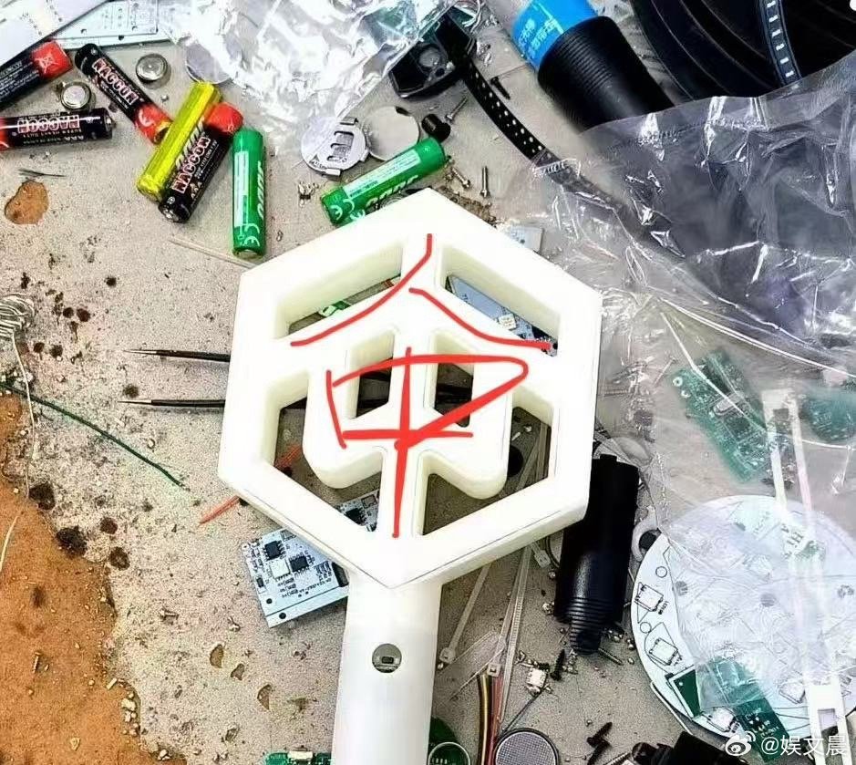 颜人中巡演荧光棒是人中又是新歌轰炸，又是创意荧光棒惊喜，颜人中巡演这波大升级太会