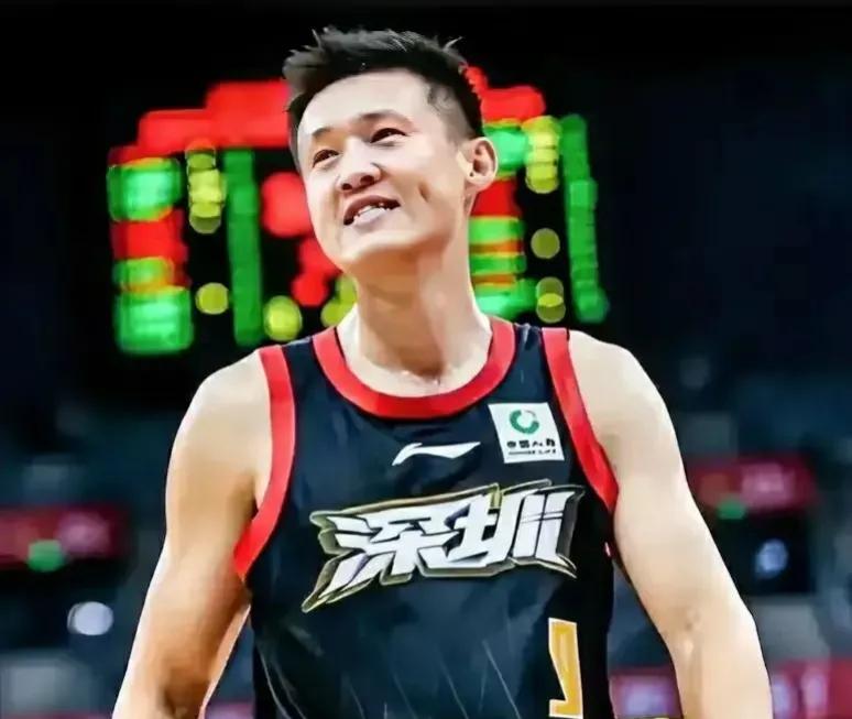 不知道现在的周鹏后悔不后悔离开广东，能力下滑的他已经被深圳球迷厌弃表示下赛季不要