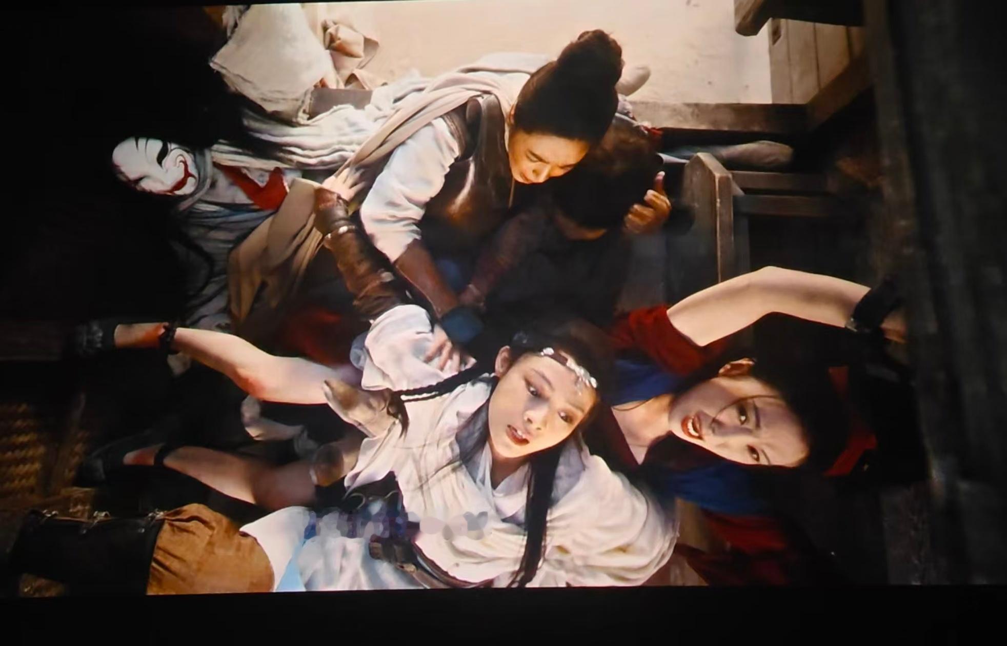 在回味镖人，一次又一次的感叹，老俊的脸真的太绝了，这种角度都不崩！都不知道是怎么