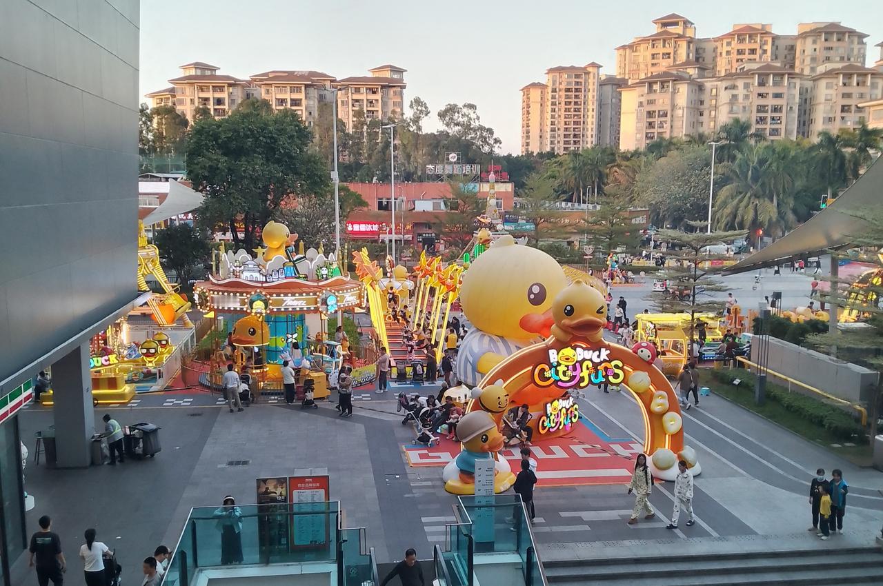 在广州一些要等位的饮食店外面放着一些零食和茶水，免费给等位的客人自己取食，有些人