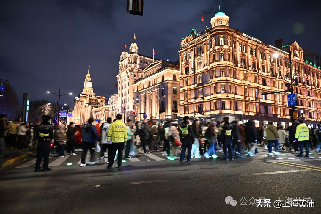 被赞“上海模子”一夜爆火！他又出现在跨年夜的外滩，这半年有什么变化？听他自己说……