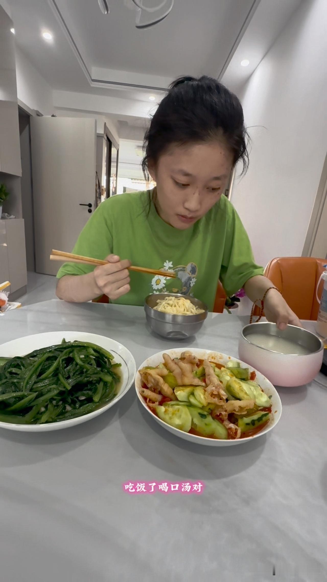 菲儿简直就是一颗不定时炸弹，搞得我忐忑不安啊，今天一直叽歪着，不敢亲近也不敢疏远