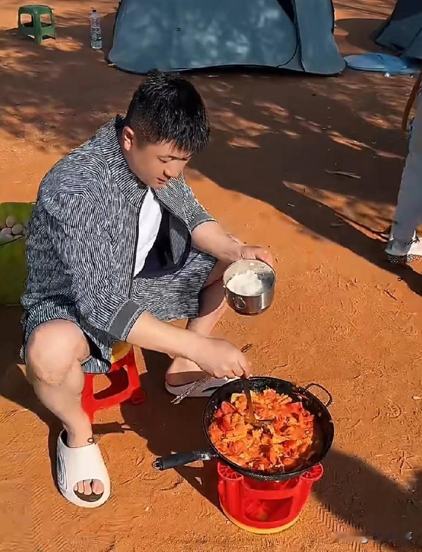 太原老葛在非洲原始部落亲自下厨做饭，老葛的手艺都说好，老葛现在的愿望就是身边的这