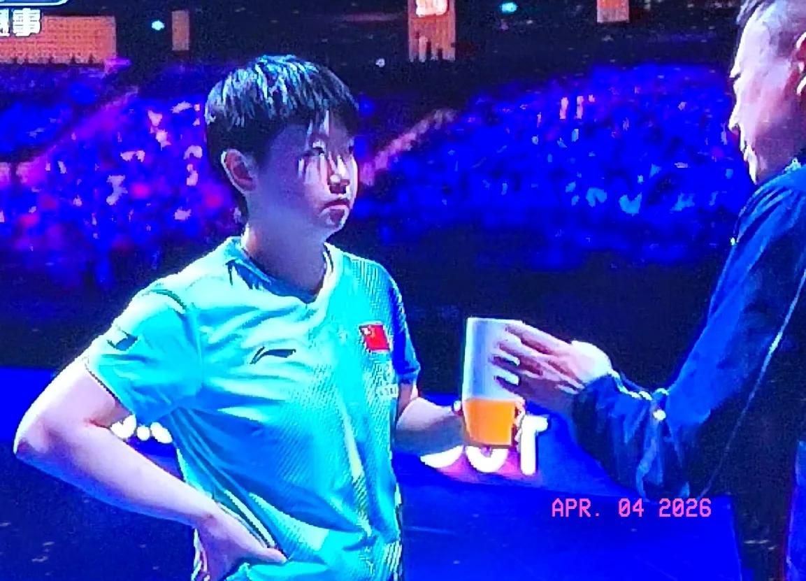 难敌心魔！孙颖莎惜败一局。
第三局，孙颖莎8-3领先，10-6拿到局点，被高达凶