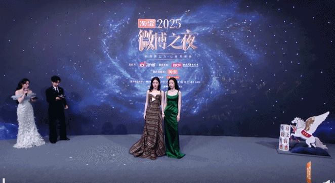 【2025微博之夜 红毯】张碧晨周雨彤牵手走红毯张碧晨周雨彤身材很曼妙 牵手走上