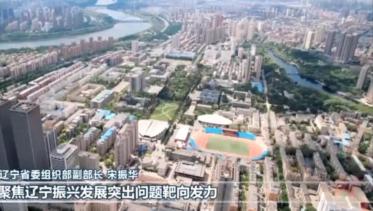 马年春运正值高峰，流动中国活力拉满。高铁如银龙穿越大江南北，公路上车流如织，海陆