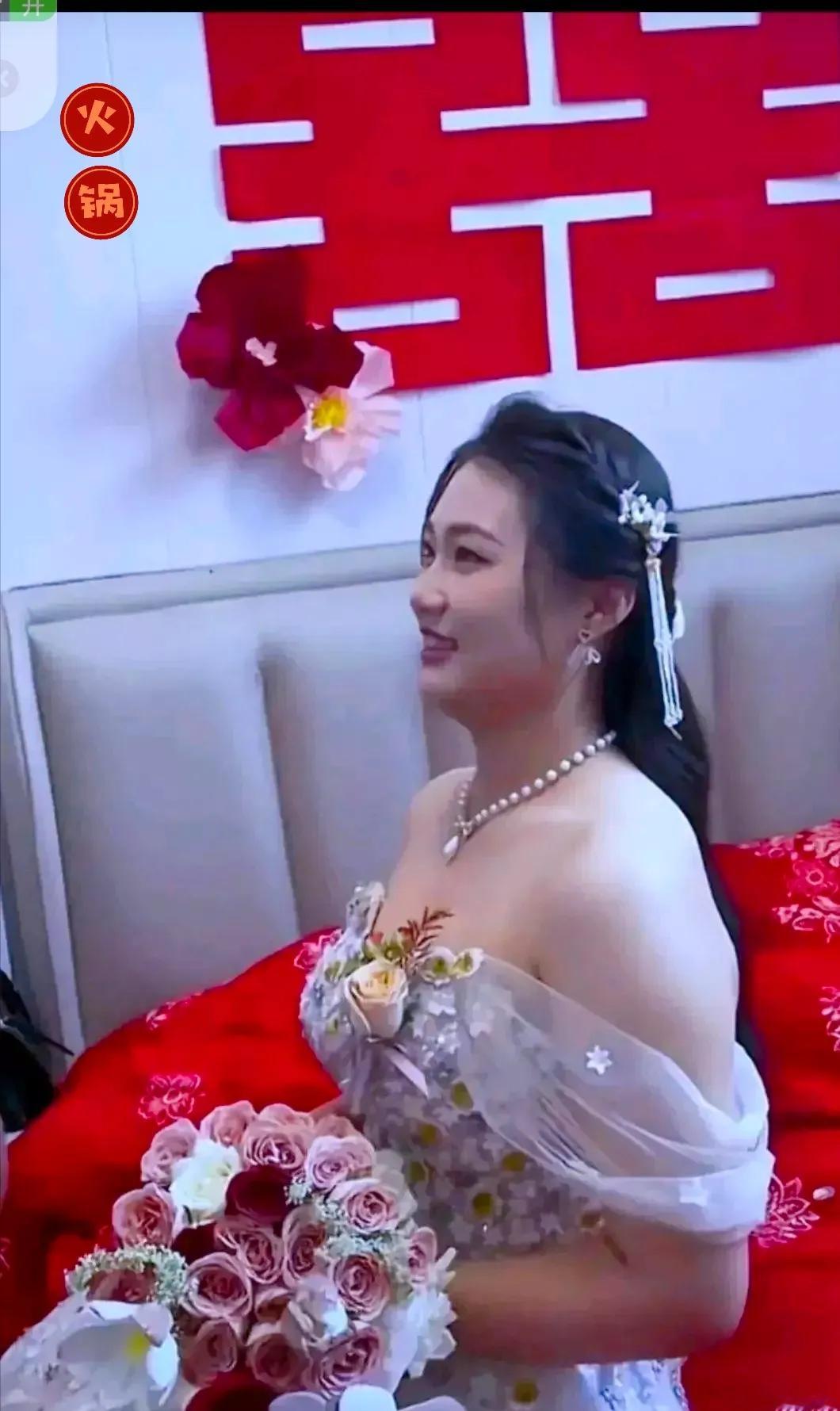 老表说他媳妇是微胖界的天花板，各种夸他老婆多好看多漂亮，我单身五十几年，什么样的