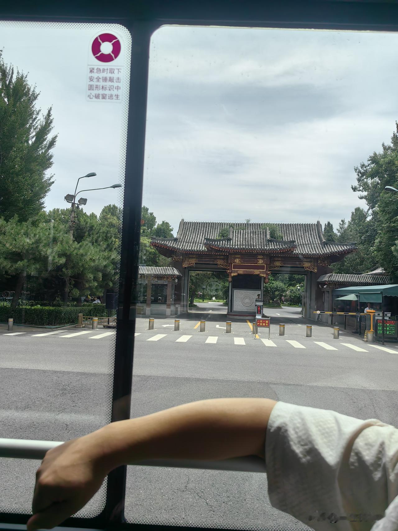 钓鱼台国宾馆，中国最高规格的外事场所。坐车沿着北京阜城路向东，路右侧会看见一座中