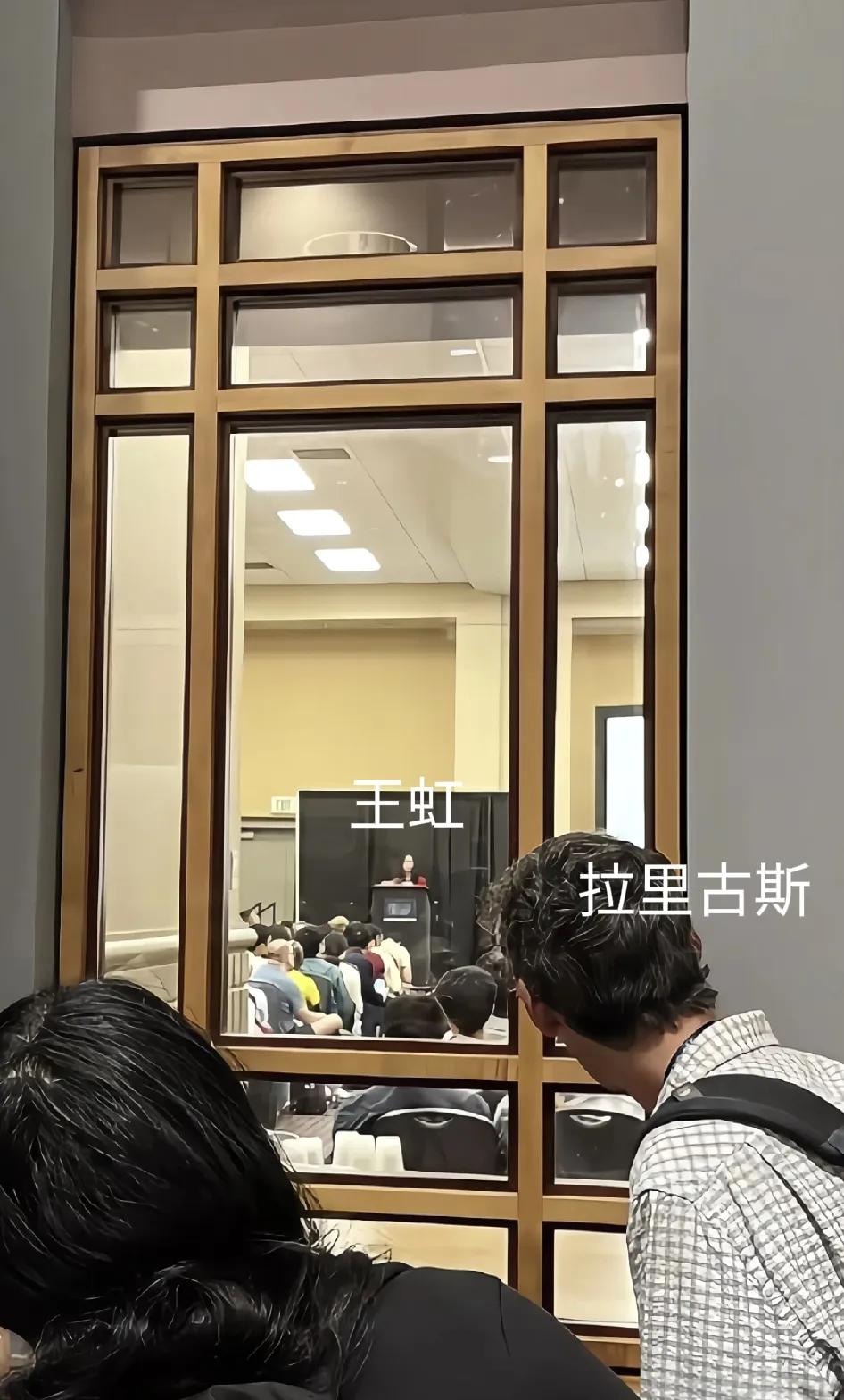 被这照片刷屏了，真是世界名画。
这趴窗户的是美国数学家拉里.古思，是王虹教授的导