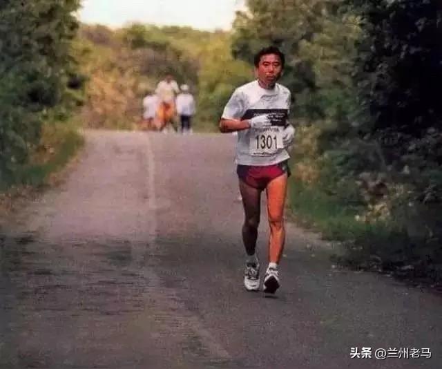 优秀的人喜欢跑步，原因还挺多。就像李小龙、村上春树这些名人，都热衷跑步。
首先，