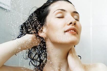 色胆包大！江西赣州，男子偷拍女同事洗澡，悄悄欣赏完后，竟又产生奇葩想法，还异想天