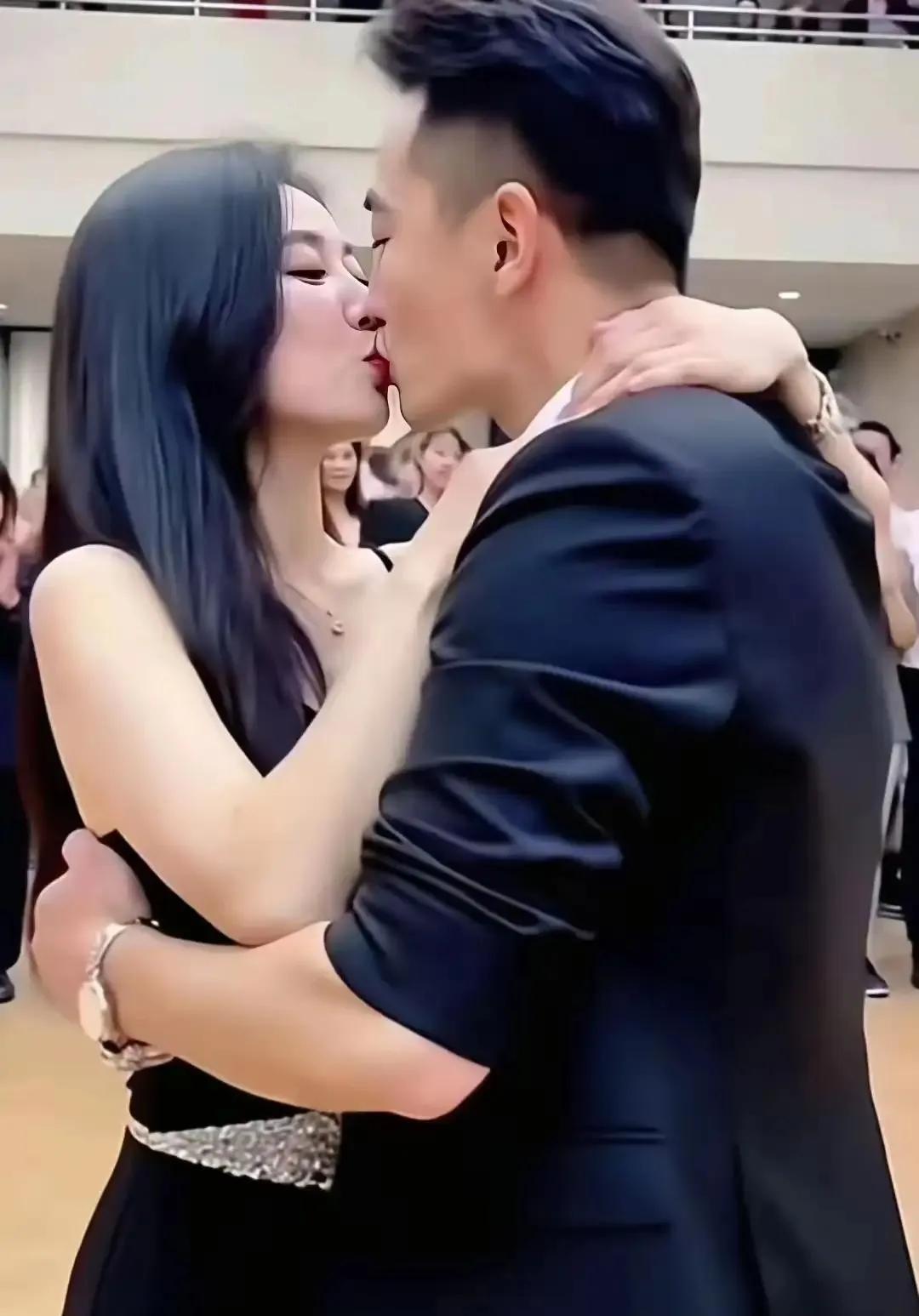 亲吻是一种亲密，肢体接触的动作。通过亲吻，可以向对方传递挚热的情感，把对方融入到