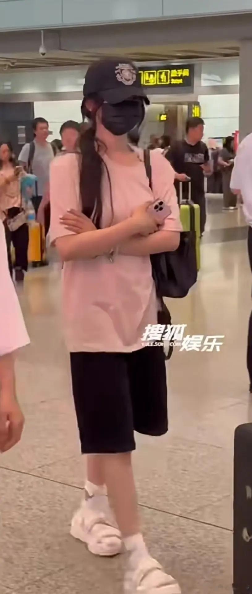 杨超越最近穿搭真的像女明星吗 感觉都没有路人会穿搭 ​​​