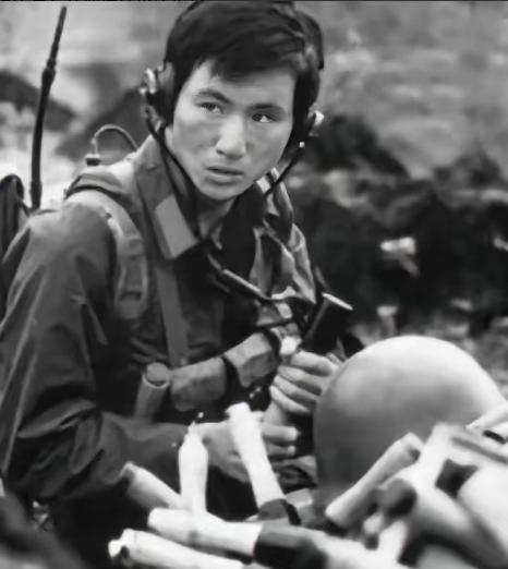 1985 年，在老山战场杀敌十八人的英雄杨启良，退伍回乡后竟遭地痞百般刁难。忍无