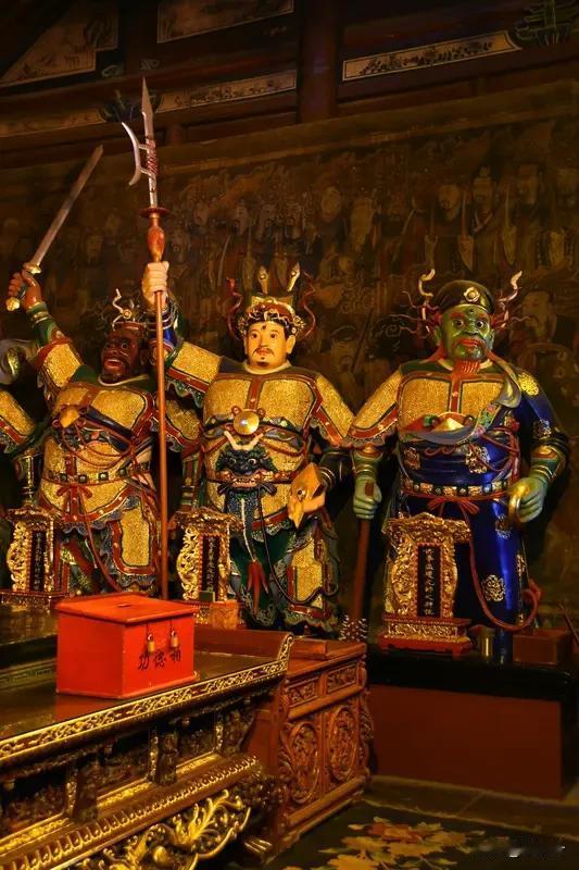 金绳劫·重修阎殿买春花

钱泉涌处银沙滚，廉耻秤杆压欲旺。驼队驮金穿鬼域，佛堂典